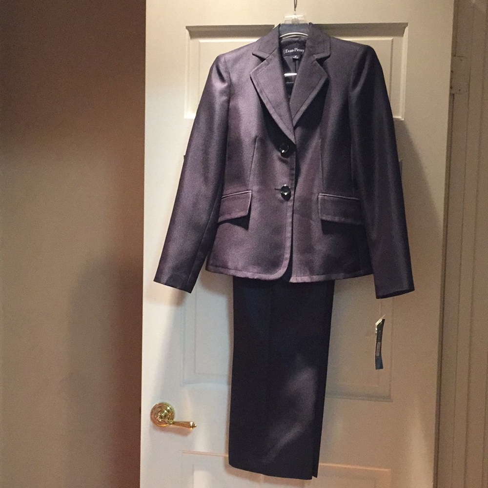 Women’s petite pants suit. NWT